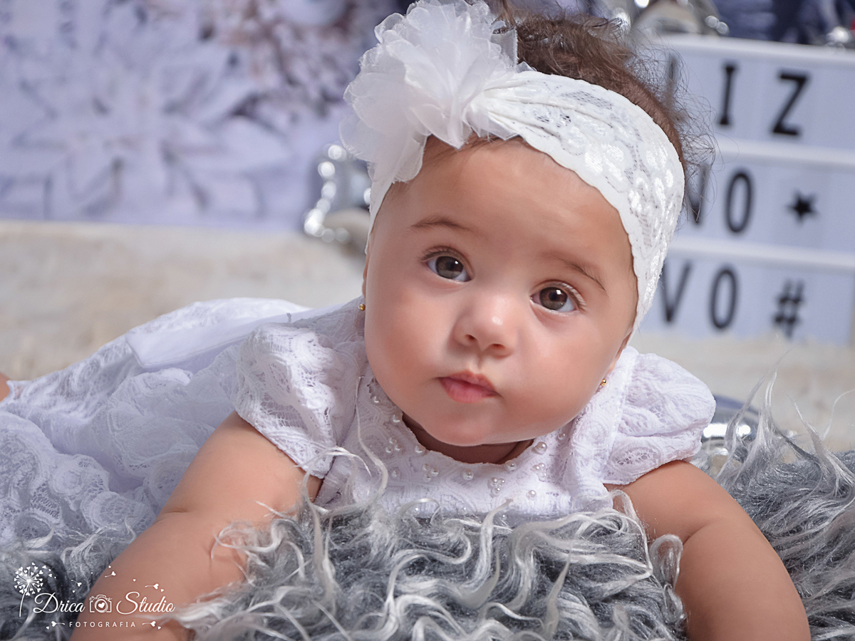 Ensaio infantil-Ano Novo-cenário 2019- réveillon 2019-Book-linda-bebê no cesto-faixa branca-acompanhamento-balões prata-ensaio de criança-estúdio infantil- Fotografa de família-Mamãe bebê-Fotografa em Xinguara- Drica Studio Fotografia-Pará.