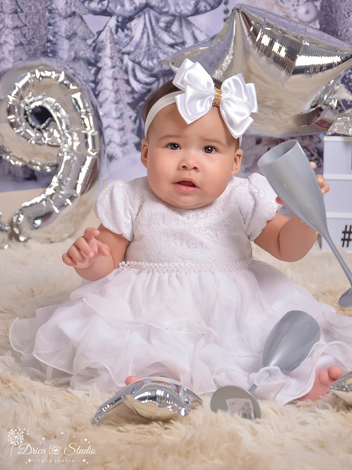 Ensaio infantil-Ano Novo-cenário 2019- réveillon 2019-Book-bebê-vestido de branco-linda-taça cinza -acompanhamento-ensaio mês a mês-ensaio de criança-estúdio infantil- Fotografa de família-Mamãe bebê-Fotografa em Xinguara- Drica Studio Fotografia-Pará.