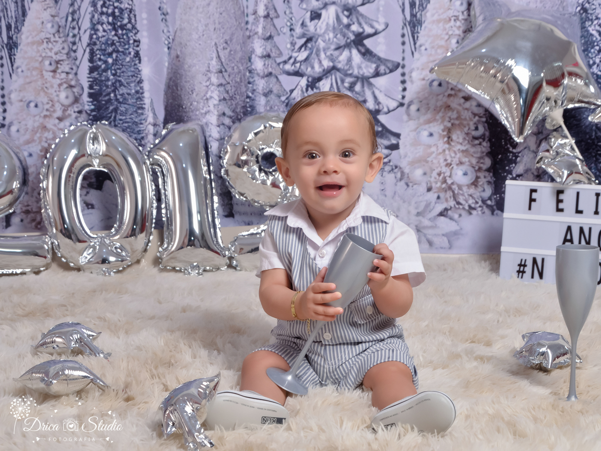 Ensaio infantil-Ano Novo-cenário 2019- réveillon 2019-Book-lindo-balões de números-taça prata-acompanhamento-ensaio mês a mês-ensaio de criança-estúdio infantil- Fotografa de família-Mamãe bebê-Fotografa em Xinguara- Drica Studio Fotografia-Pará.