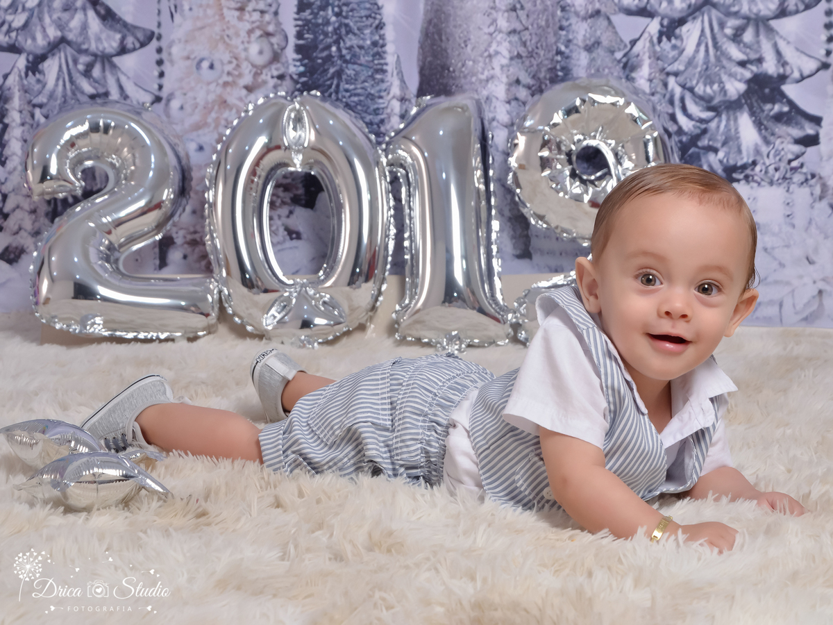 Ensaio infantil-Ano Novo-cenário 2019- réveillon 2019-Book-lindo-balões de números-roupa cinza-acompanhamento-ensaio mês a mês-ensaio de criança-estúdio infantil- Fotografa de família-Mamãe bebê-Fotografa em Xinguara- Drica Studio Fotografia-Pará.