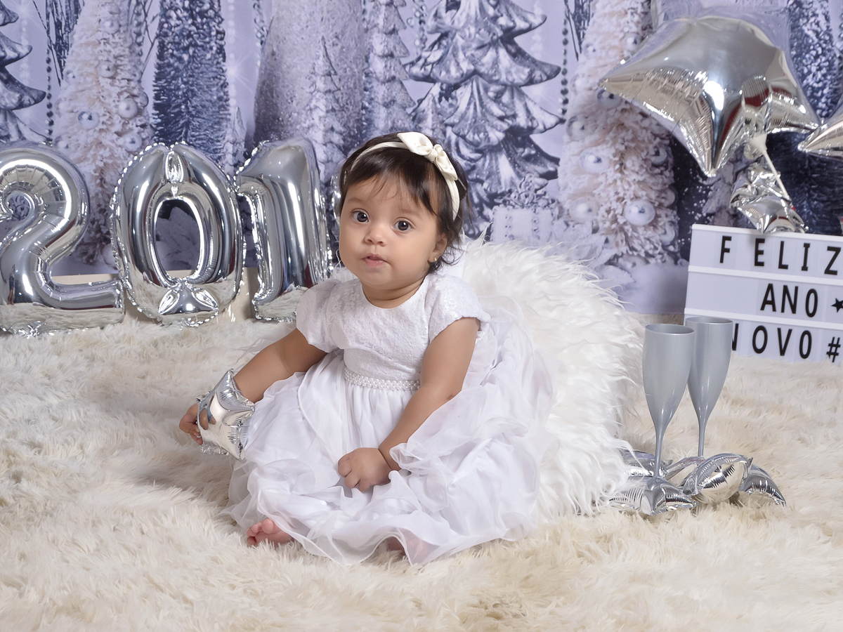 Ensaio infantil-Ano Novo-cenário 2019- réveillon 2019-Book-bebê de branco-linda-taças pratas- cesto branca-acompanhamento-ensaio mês a mês-ensaio de criança-estúdio infantil-Newborn, Fotografa de família-Fotografa em Xinguara-Drica Studio Fotografia-Pará.