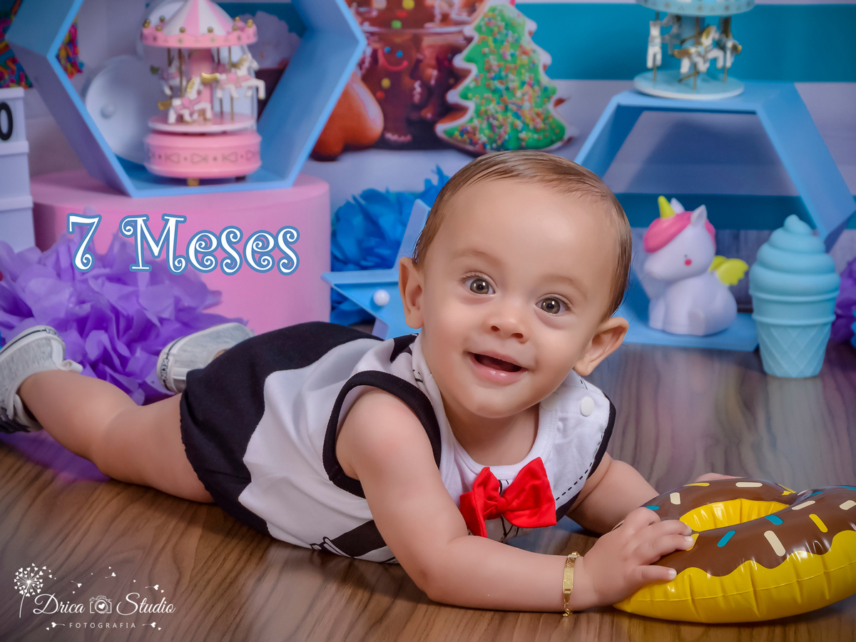 Ensaio infantil-cenário doce-gostoso-colorido- divertido-docinho da mamãe-Book infantil-acompanhamento-felicidade-baby kids-gravata vermelha-rosa e azul-criança-estúdio infantil- Fotografa de família-Fotografa em Xinguara- Drica Studio Fotografia-Pará.