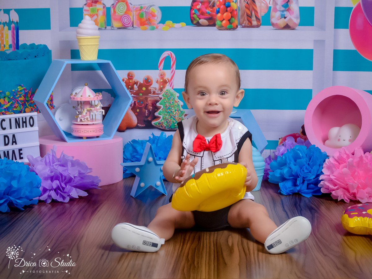Ensaio infantil-cenário doce-gostoso-colorido- divertido-docinho da mamãe-Book infantil-acompanhamento-felicidade-gravata borboleta vermelha-rosa e azul-criança-estúdio infantil- Fotografa de família-Fotografa em Xinguara- Drica Studio Fotografia-Pará.