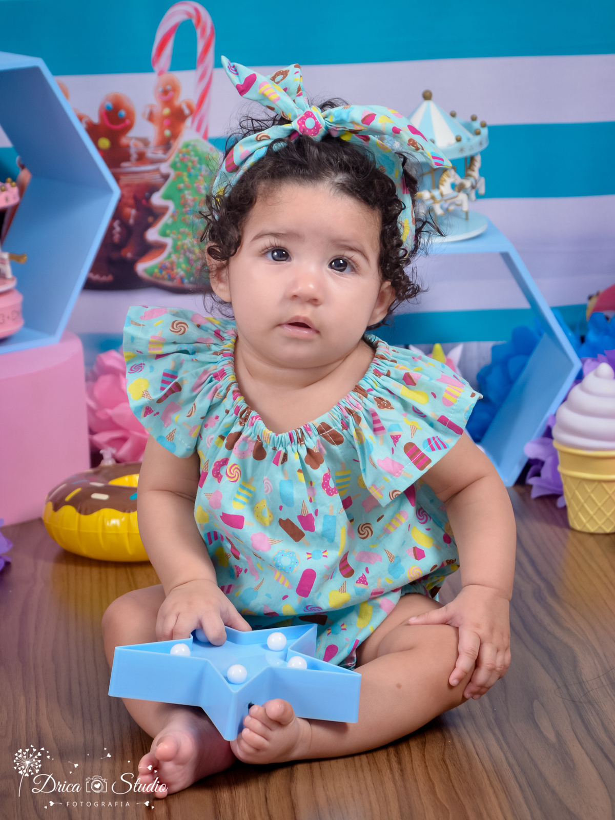 Ensaio infantil-cenário doce-colorido- divertido-docinho da mamãe-gostosura-Body de docinho-Book infantil-acompanhamento-felicidade- carrossel -rosa e azul-criança-estúdio infantil- Fotografa de família-Fotografa em Xinguara- Drica Studio Fotografia-Pará.