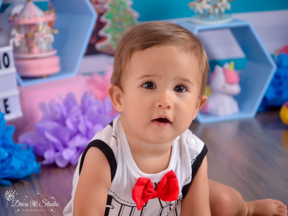 Ensaio infantil-cenário doce-gostoso-colorido- divertido-docinho da mamãe-Book infantil-acompanhamento-felicidade-gravata borboleta vermelha-rosa e azul-criança-estúdio infantil- Fotografa de família-Fotografa em Xinguara- Drica Studio Fotografia-Pará.