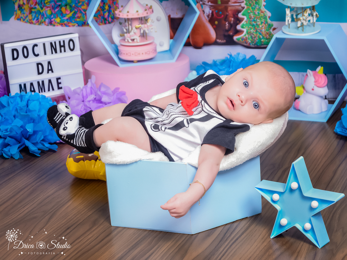 Ensaio infantil-cenário doce-gostoso-colorido- divertido-docinho da mamãe-Book infantil-acompanhamento-felicidade-gravata borboleta vermelha-estrela azul-criança-estúdio infantil- Fotografa de família-Fotografa em Xinguara- Drica Studio Fotografia-Pará.