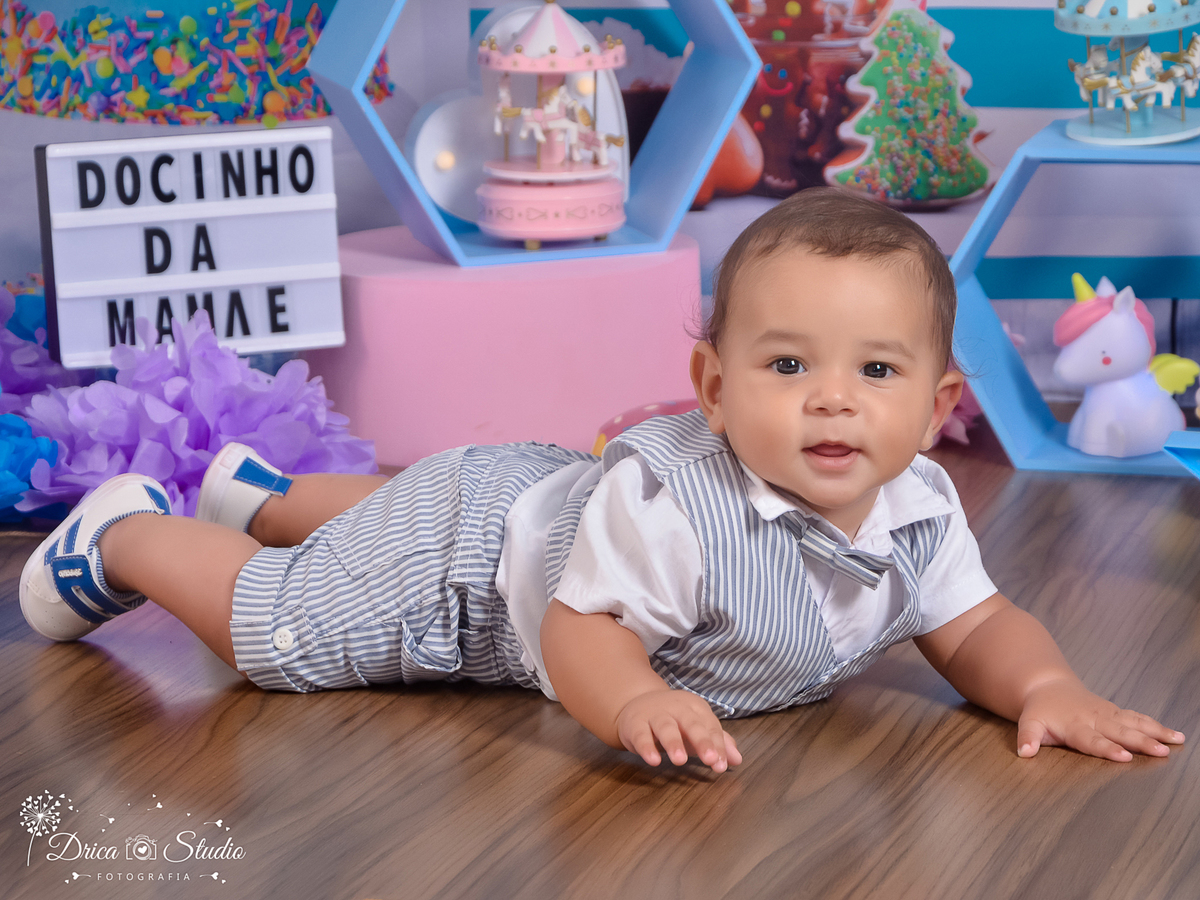 Ensaio infantil-cenário doce-gostoso-colorido- divertido-docinho da mamãe-Book infantil-acompanhamento-felicidade- barriguinha para baixo -rosa e azul-criança-estúdio infantil- Fotografa de família-Fotografa em Xinguara- Drica Studio Fotografia-Pará.