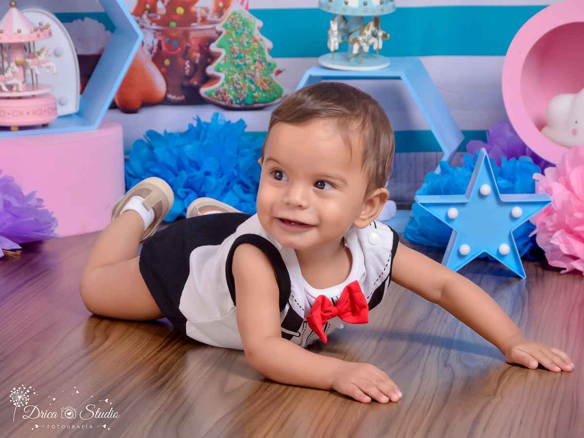 Ensaio infantil-cenário doce-gostoso-colorido- divertido-docinho da mamãe-Book infantil-acompanhamento-felicidade-gravata borboleta vermelha-estrela azul-criança-estúdio infantil- Fotografa de família-Fotografa em Xinguara- Drica Studio Fotografia-Pará.