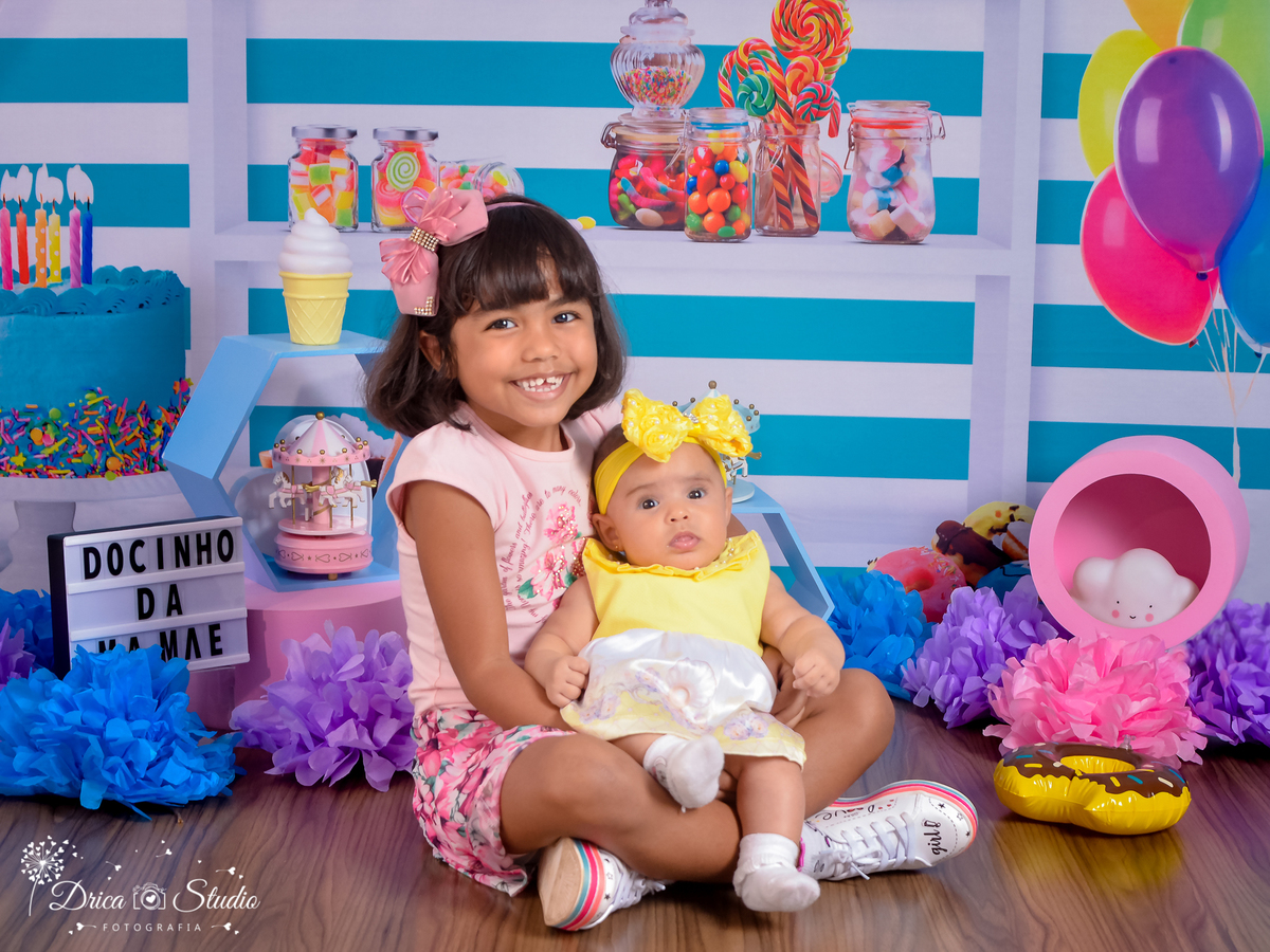 Ensaio infantil-cenário doce-colorido- divertido-docinho da mamãe-gostosura-docinho-Book infantil-acompanhamento-felicidade- carrossel -irmãs-criança-estúdio infantil- Fotografa de família-Fotografa em Xinguara- Drica Studio Fotografia-Pará.