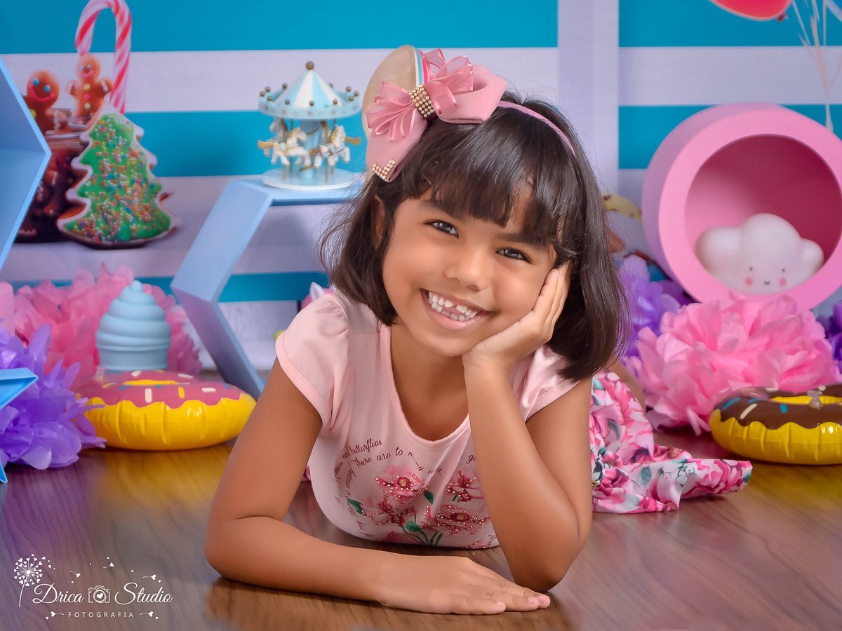 Ensaio infantil-cenário doce-colorido- divertido-docinho da mamãe-gostosura-mão no queixo -Book infantil-acompanhamento-felicidade- carrossel -criança-estúdio - Fotografa de família-Fotografa em Xinguara- Drica Studio Fotografia-Pará.