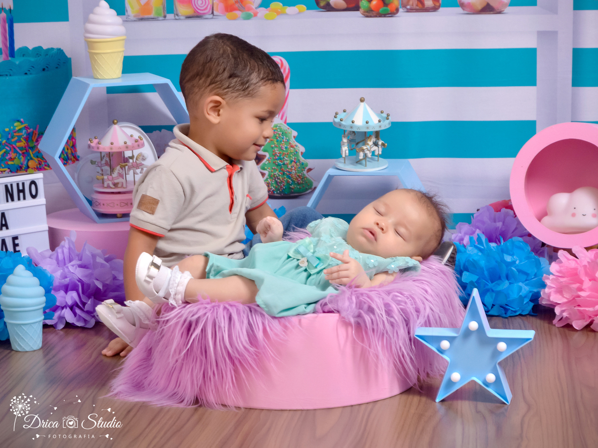 Ensaio infantil-cenário doce-colorido- divertido-docinho da mamãe-gostosura-Book infantil-acompanhamento-felicidade- carrossel-estrela azul-irmãos-criança-estúdio infantil- Fotografa de família-Fotografa em Xinguara- Drica Studio Fotografia-Pará.