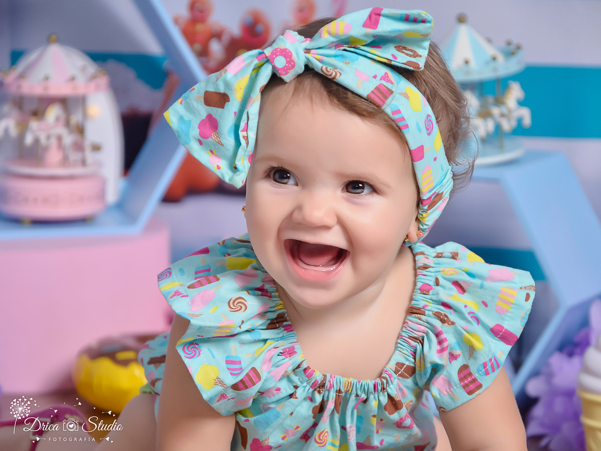 Ensaio infantil-cenário doce-colorido- divertido-docinho da mamãe-gostosura-Body de docinho-Book infantil-acompanhamento-felicidade- carrossel-criança-estúdio infantil- Fotografa de família-Fotografa em Xinguara- Drica Studio Fotografia-Pará.