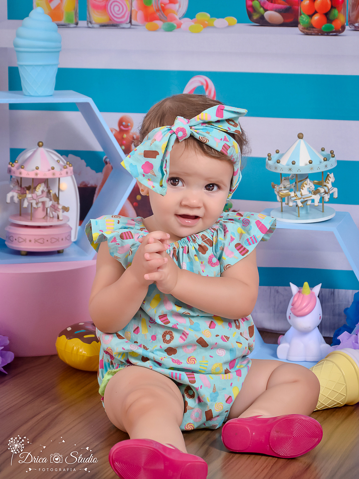Ensaio infantil-cenário doce-colorido- divertido-docinho da mamãe-gostosura-Body de docinho-Book infantil-acompanhamento-felicidade- carrossel -batendo palmas-criança-estúdio- Fotografa de família-Fotografa em Xinguara- Drica Studio Fotografia-Pará.