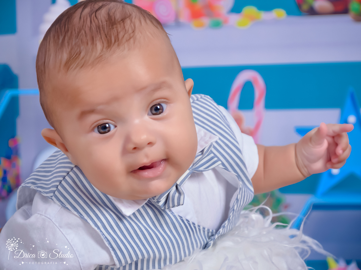Ensaio infantil-cenário doce-colorido- divertido-docinho da mamãe-gostoso-Book infantil-acompanhamento-felicidade- Gravata borboleta listrada de azul-criança-estúdio infantil- Fotografa de família-Fotografa em Xinguara- Drica Studio Fotografia-Pará.