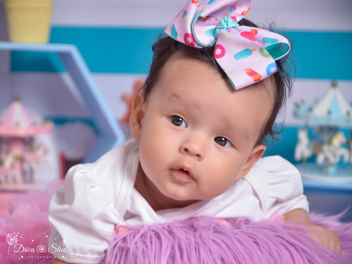 Ensaio infantil-cenário doce-colorido- divertido-docinho da mamãe-gostoso-Book infantil-laço de docinho-acompanhamento-felicidade- carrossel -rosa e azul-criança-estúdio infantil- Fotografa de família-Fotografa em Xinguara- Drica Studio Fotografia-Pará.