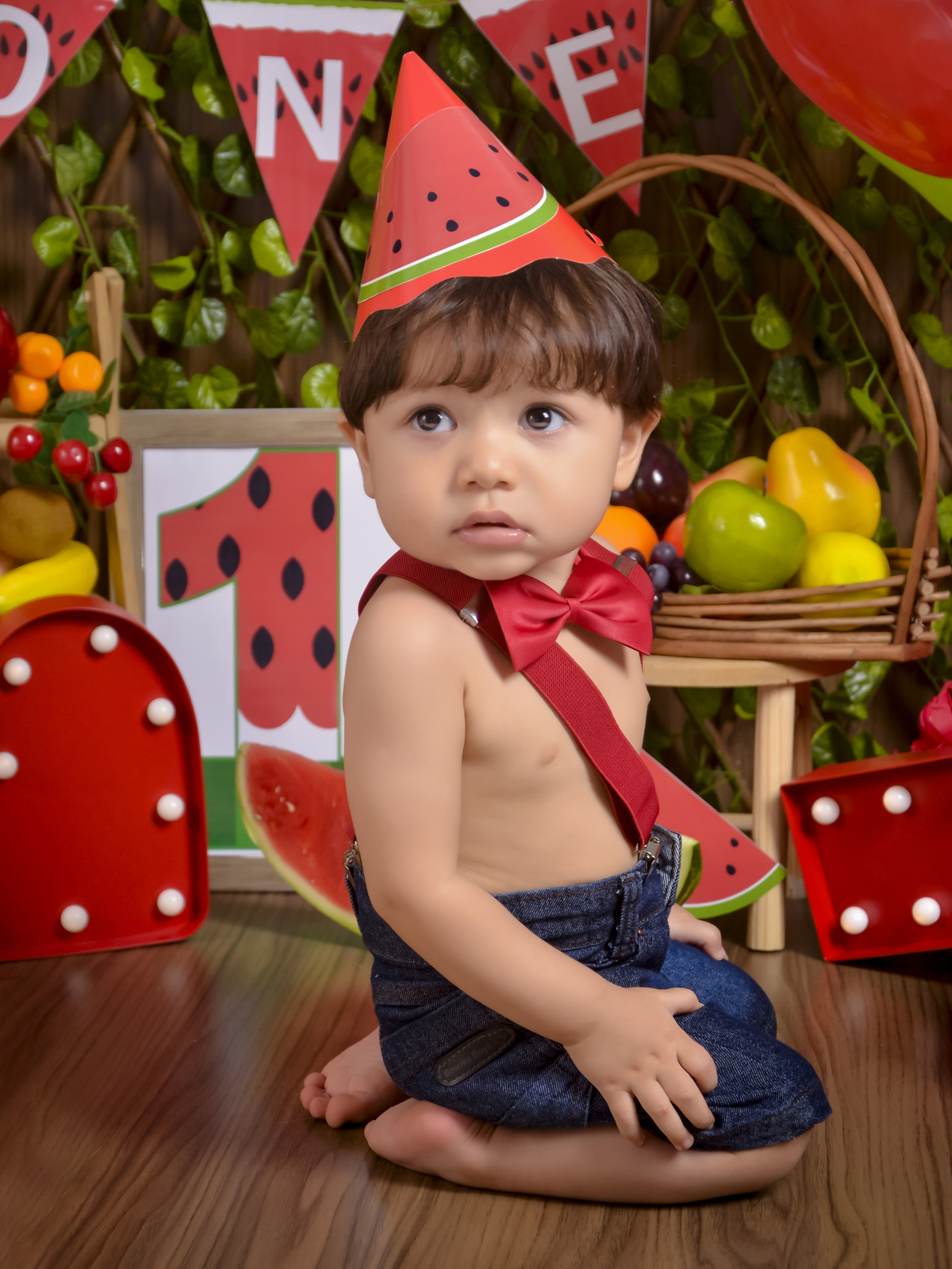 Smash the Fruit-fruta-melancia-Smash the cake-ensaio infantil-plaquinha de lede-one-Chapeuzinho-gravata vermelha-ensaio infantil-book um aninho-acompanhamento mensal-foto em estúdio-Newborn-Fotografa de família-Drica Studio-fotografa  em Xinguara-Pará.