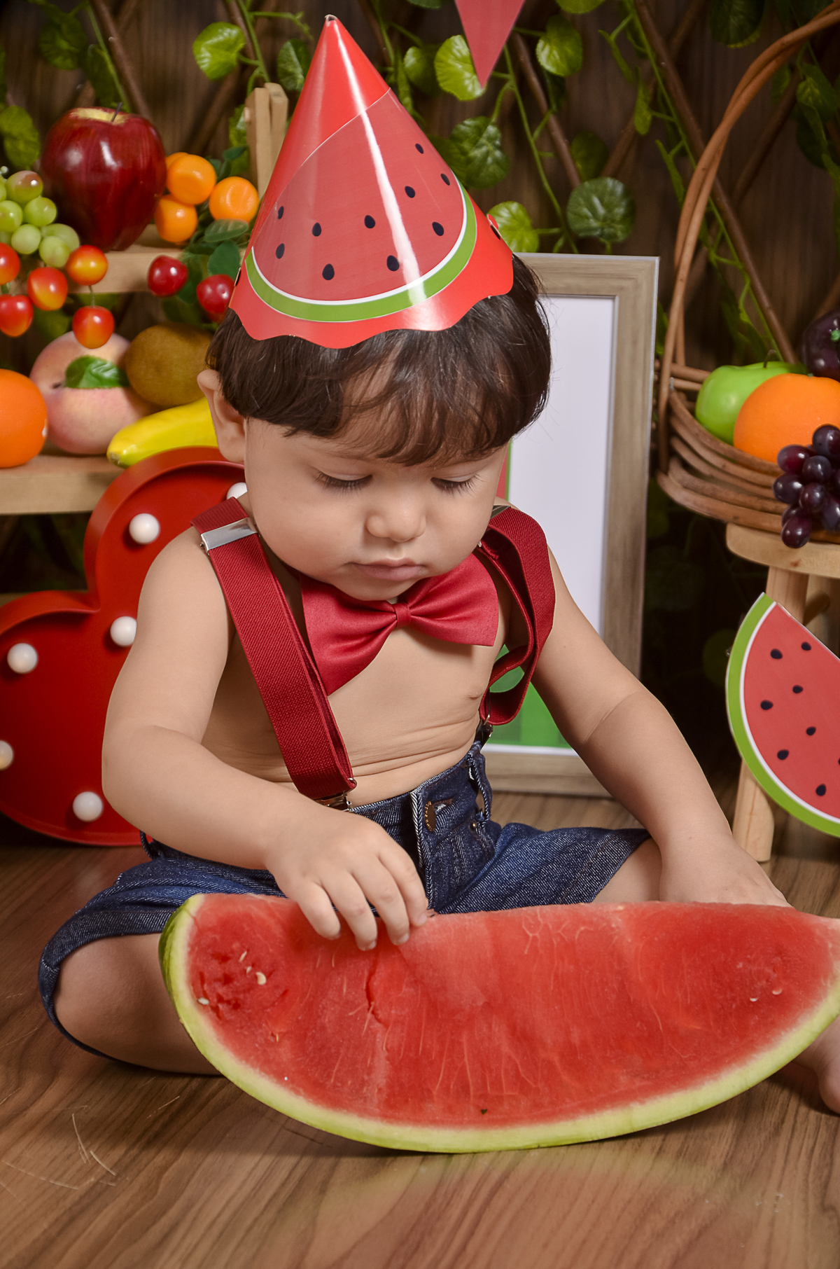 Smash the Fruit-fruta-melancia-Smash the cake-ensaio infantil-Cenário colorido-one-Chapeuzinho-gravata vermelha-ensaio infantil-book um aninho-acompanhamento mensal-foto em estúdio-Newborn-Fotografa de família-Drica Studio-fotografa  em Xinguara-Pará.