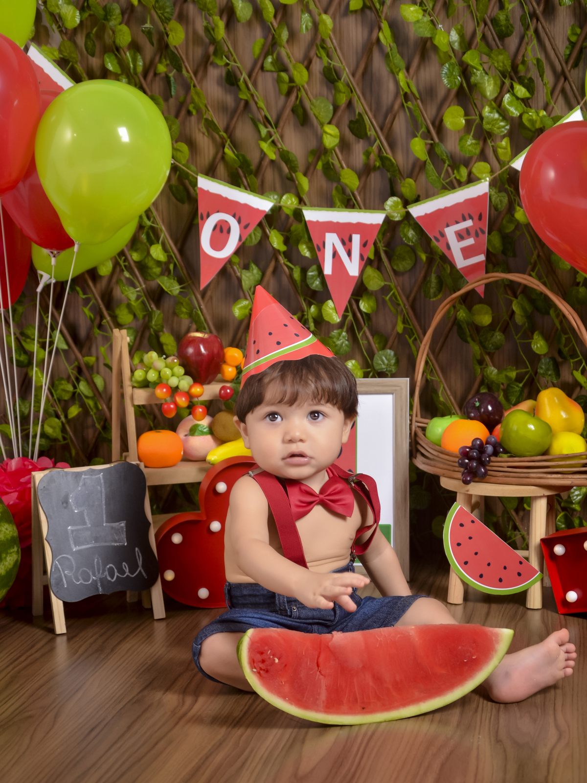 Smash the Fruit-fruta-melancia-suspensório vermelho -ensaio infantil-Cenário colorido-one-crianças-bebês-book um aninho-acompanhamento mensal-Kids-foto em estúdio-Newborn-gravata-gestante-Fotografa de família-Drica Studio-fotografa  em Xinguara-Pará.