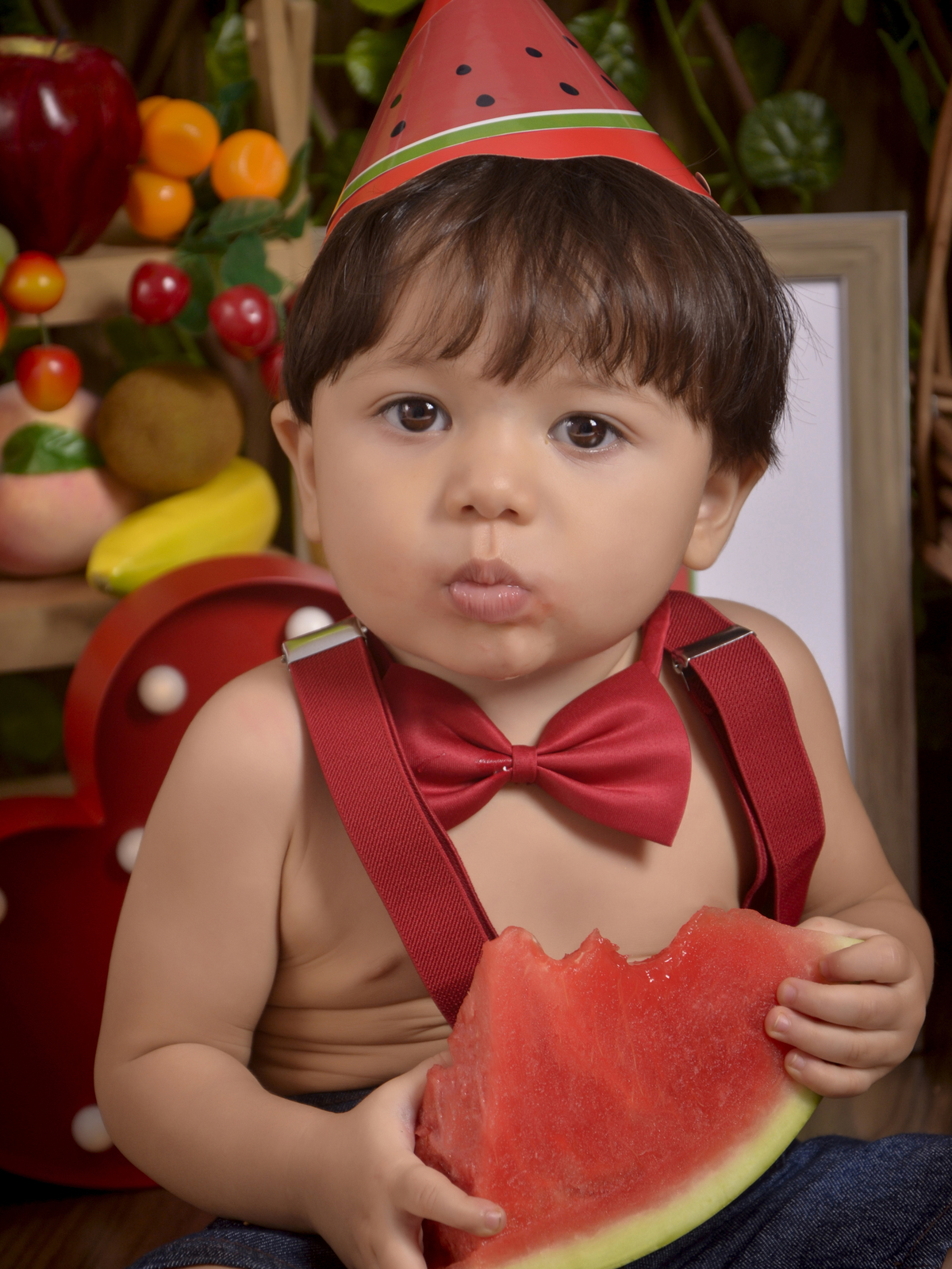 comendo a melancia- Smash the Fruit-fruta-melancia-suspensório vermelho-gravata-ensaio infantil-Cenário colorido-one-crianças-book-acompanhamento mensal-Kids-foto em estúdio-Newborn-gestante-Fotografa de família-Drica Studio-fotografa  em Xinguara-Pará.