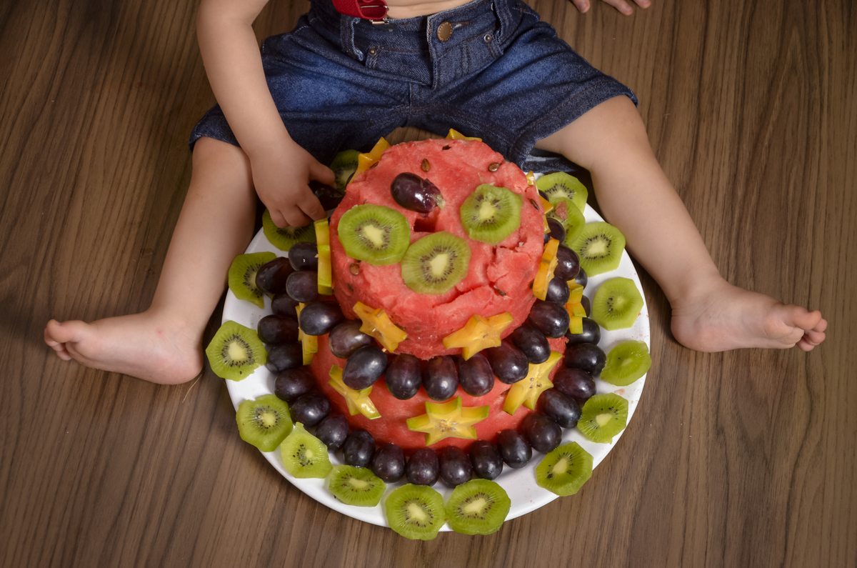 Smash the Fruit-fruta-melancia-Smash the cake-ensaio infantil-bolo de melancia-one-quiuí-uva-carambola-crianças-bebês-book um aninho-acompanhamento mensal-foto em estúdio-Newborn-gestante-Fotografa de família-Drica Studio-fotografa  em Xinguara-Pará.