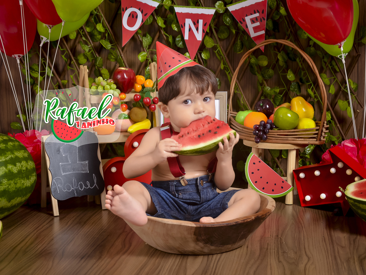 comendo a melancia-Smash the Fruit-fruta-melancia-suspensório vermelho-gravata borboleta-ensaio infantil-gamela-one-crianças-book-acompanhamento mensal-Kids-foto em estúdio-Newborn-gestante-Fotografa de família-Drica Studio-fotografa  em Xinguara-Pará.