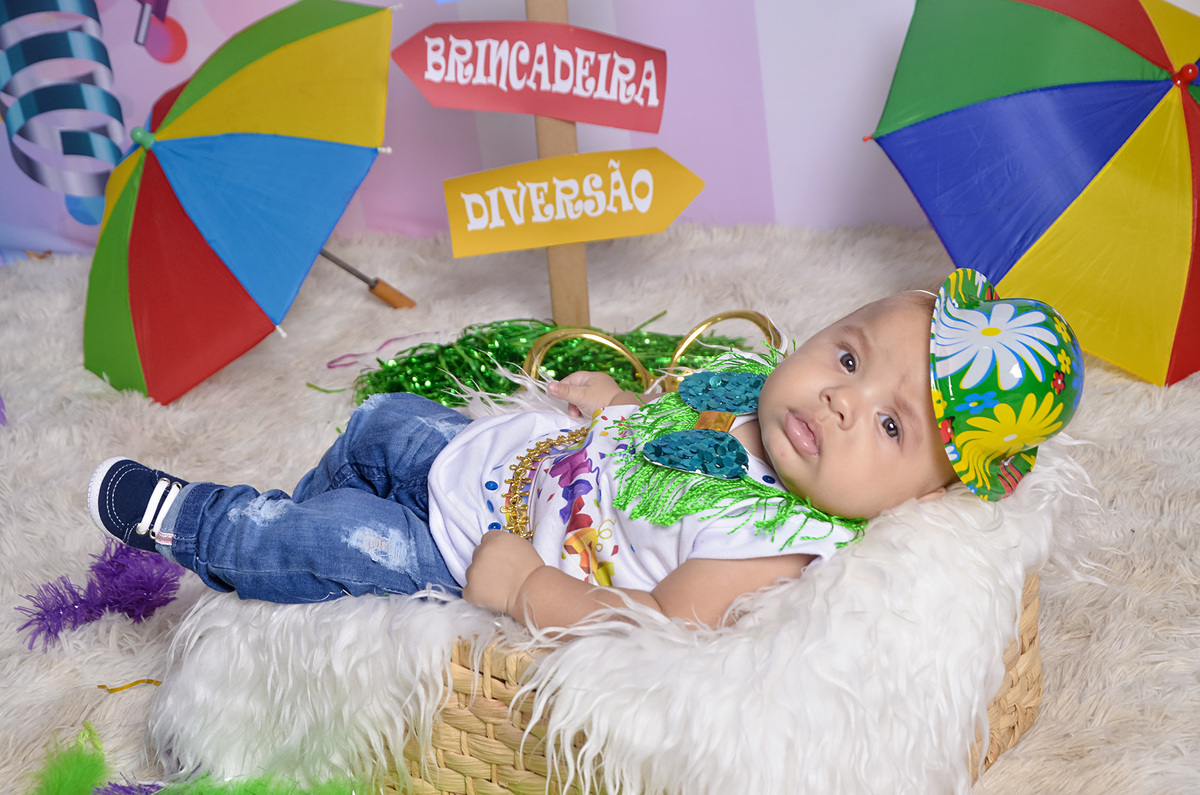 carnaval 2019-Kids-cenário de carnaval-ensaio infantil-fofo-meu primeiro carnaval-abadá-chapéu colorido-acompanhamento mensal-tênis-baby-folia-brincadeira-diversão-Book infantil-Drica Studio-Fotografia- fotografa de família- fotografa em Xinguara-Pará. 