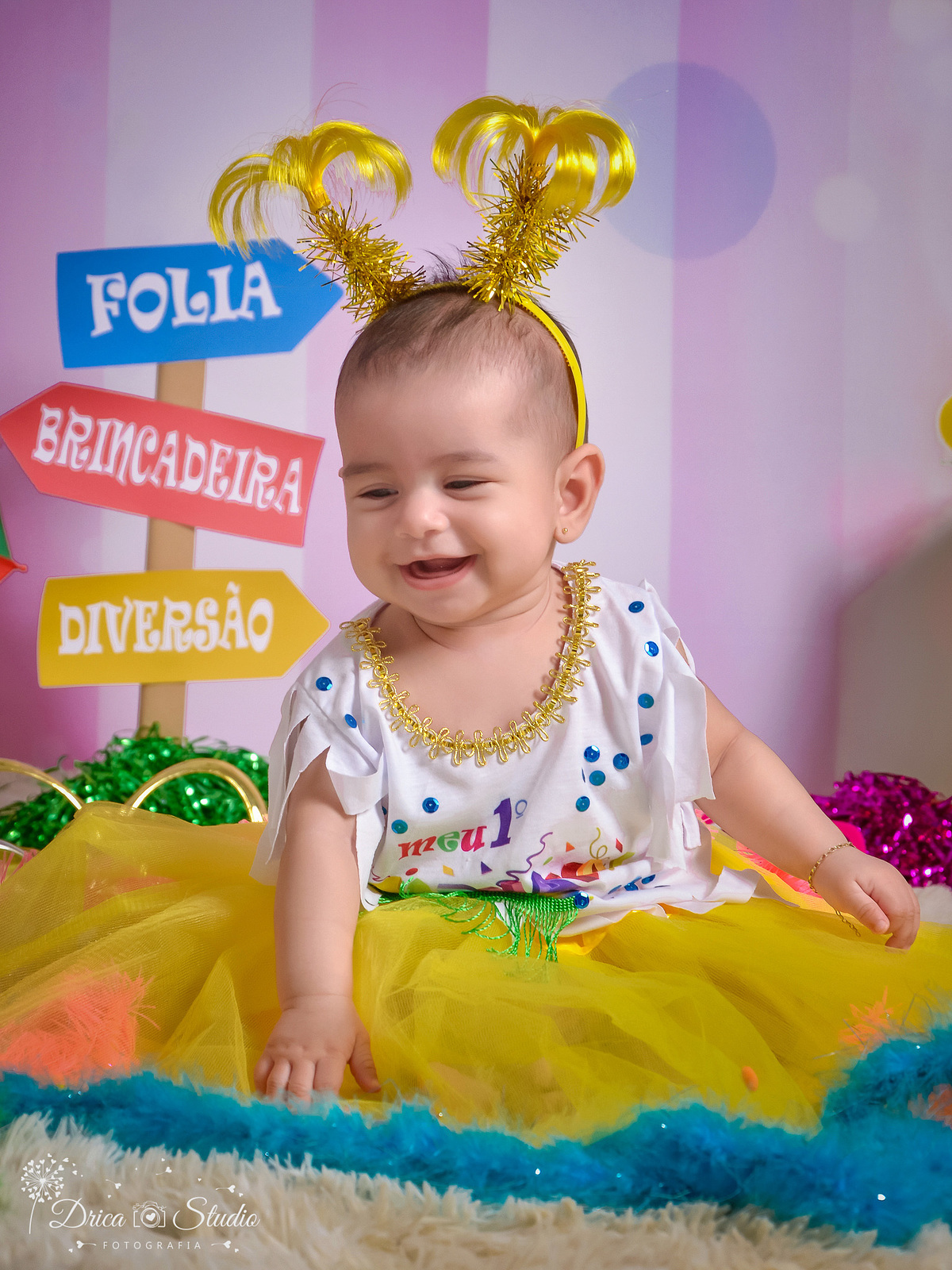 carnaval 2019-Kids-cenário de carnaval-ensaio infantil-meu primeiro carnaval-abadá-confetes-tiara-amarela-acompanhamento mensal-baby-folia-brincadeira-diversão-Book infantil-Drica Studio-Fotografia- fotografa de família- fotografa em Xinguara-Pará. 