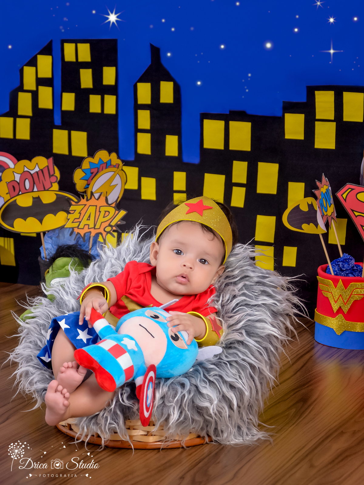 Super bebê mini mulher maravilha no cestinho-ensaio infantil-foto-super herói-acompanhamento mensal cenário temático-book- mini- sessão Kids-Drica Studio Fotografias-Xinguara Pará.