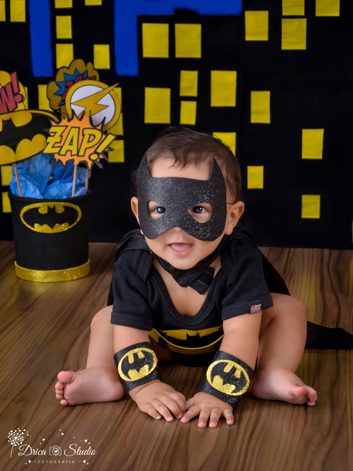 Super bebê-ensaio infantil-foto-super herói  Batman com as mãozinha no chão-acompanhamento mensal cenário temático-book- mini- sessão Kids-Drica Studio Fotografias-Xinguara Pará- 