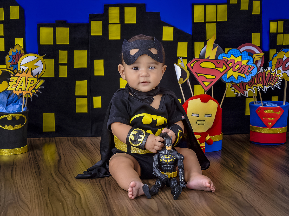 Super bebê-ensaio infantil foto super herói Batman com as mãozinha boneco-mascara e puceira-acompanhamento mensal cenário temático-book- mini- sessão Kids-Drica Studio Fotografias-Xinguara Pará- Azul-preto e amarelo.