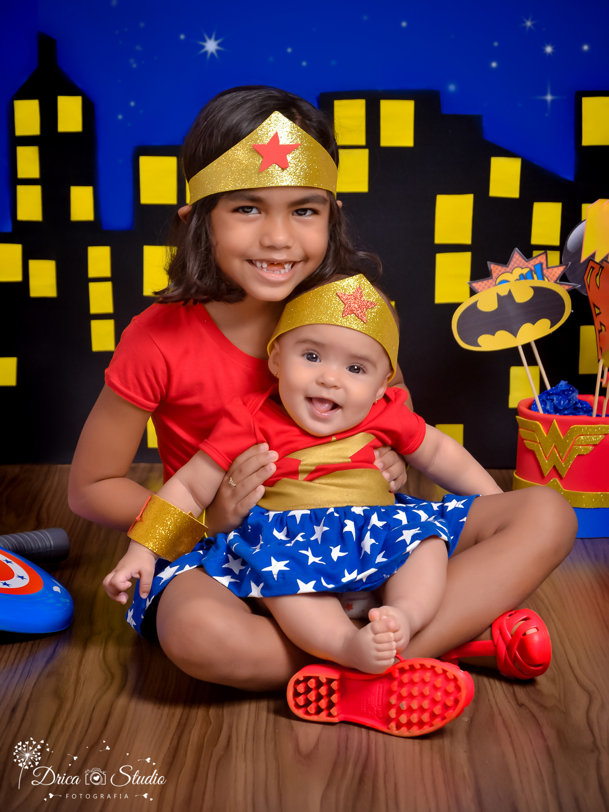 
Super bebê-ensaio infantil mulher  maravilha foto com a irmãzinha laura fez a festa-super herói-acompanhamento mensal cenário temático-book- mini- sessão Kids-Drica Studio Fotografias-Xinguara Pará.