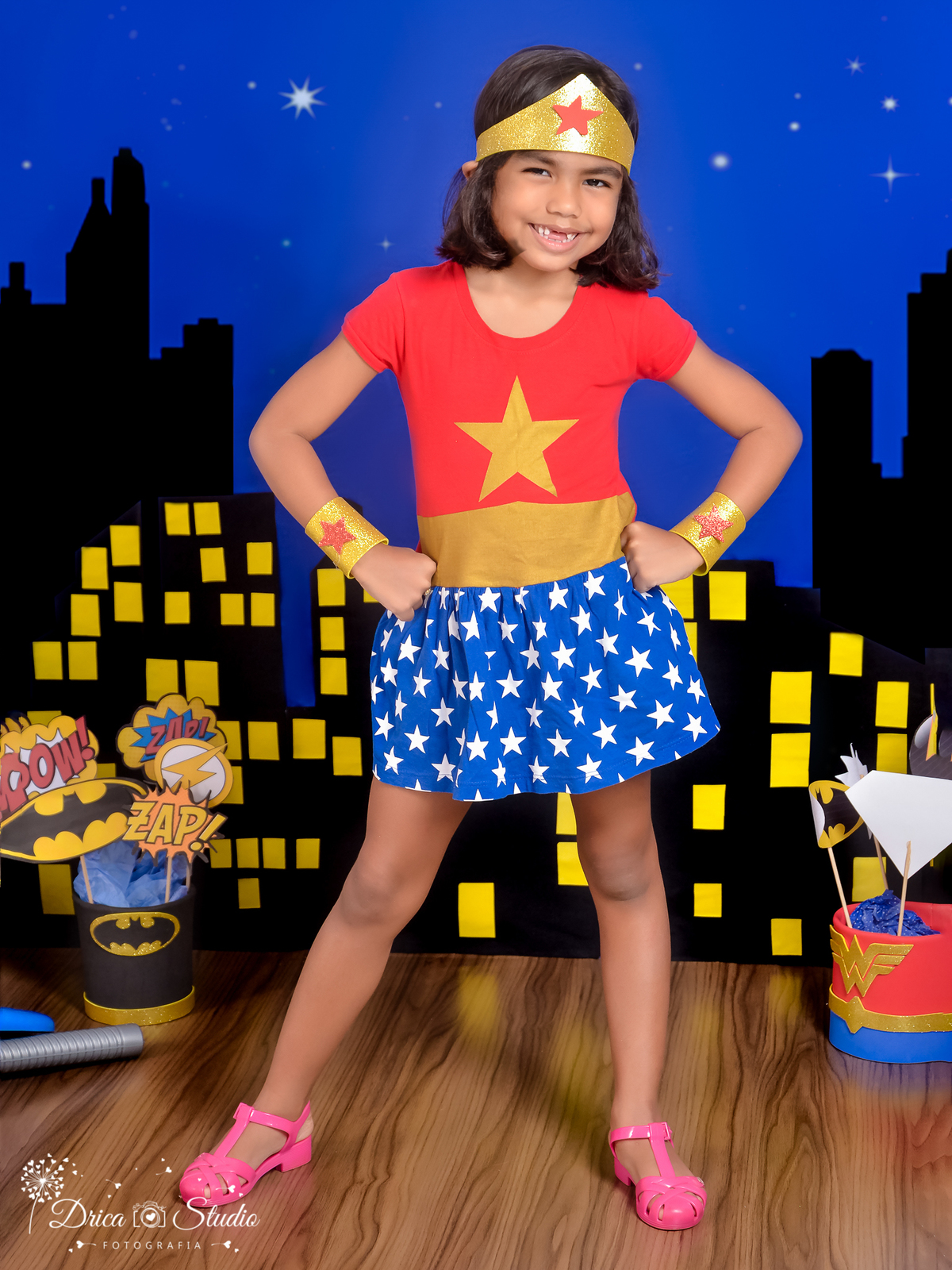 ensaio infantil mulher maravilha linda moça com pose mão na cintura -foto-super herói-acompanhamento mensal cenário temático-book- mini- sessão Kids-Drica Studio Fotografias-Xinguara Pará.