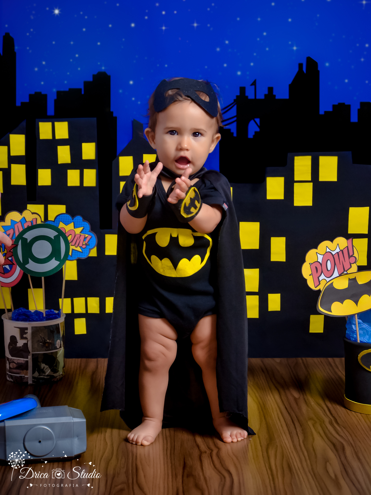 Super bebê-ensaio infantil-foto-super herói- Batman -acompanhamento mensal cenário temático-book- mini- sessão Kids-Drica Studio Fotografias-Xinguara Pará- preto e amarelo-em pé batendo palmas.