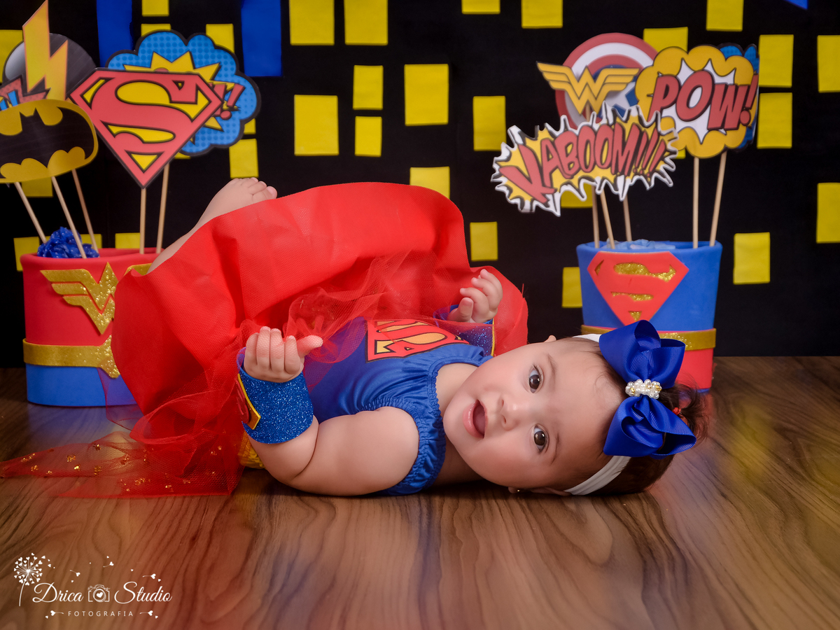 Super bebê-ensaio infantil-foto-super herói supergirl-acompanhamento mensal do Eduardo cenário temático-book- mini- sessão Kids-Drica Studio Fotografias-Xinguara Pará-tule vermelho-laço azul.