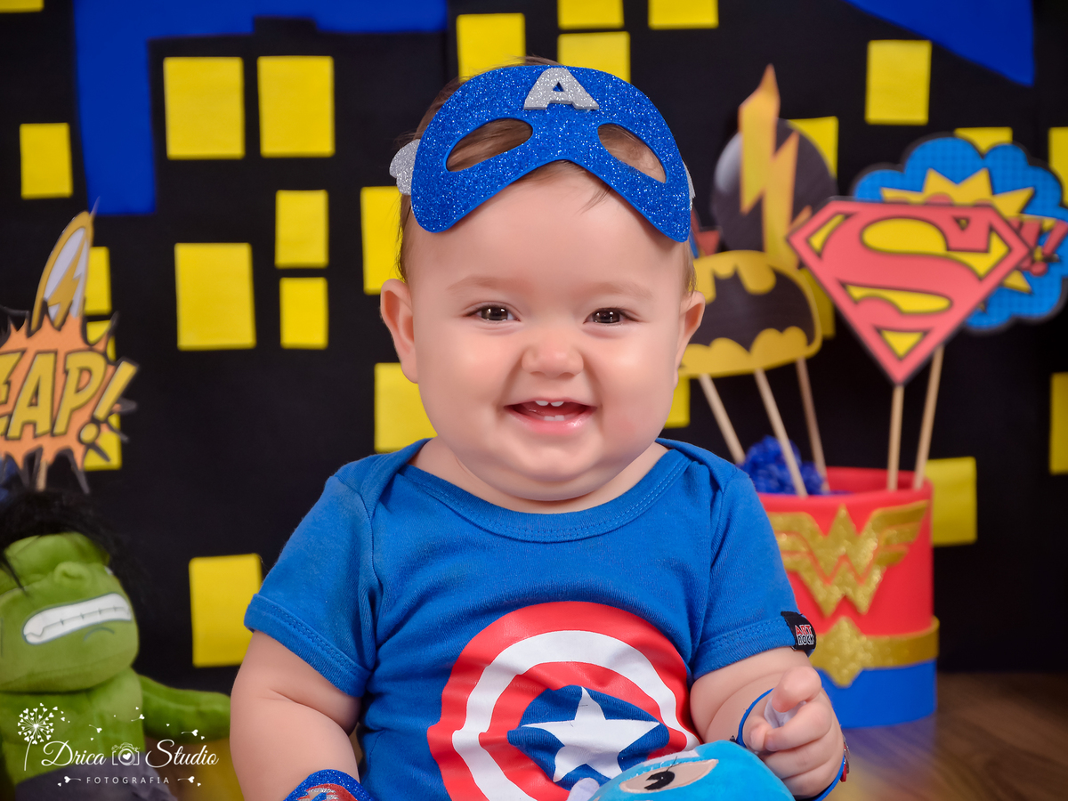 Super bebê sorridente-ensaio infantil-foto-super herói capitão América- lindo e de mascara azul- com uma alegria contagiante-acompanhamento mensal cenário temático-book- mini- sessão Kids-Drica Studio Fotografias-Xinguara Pará.