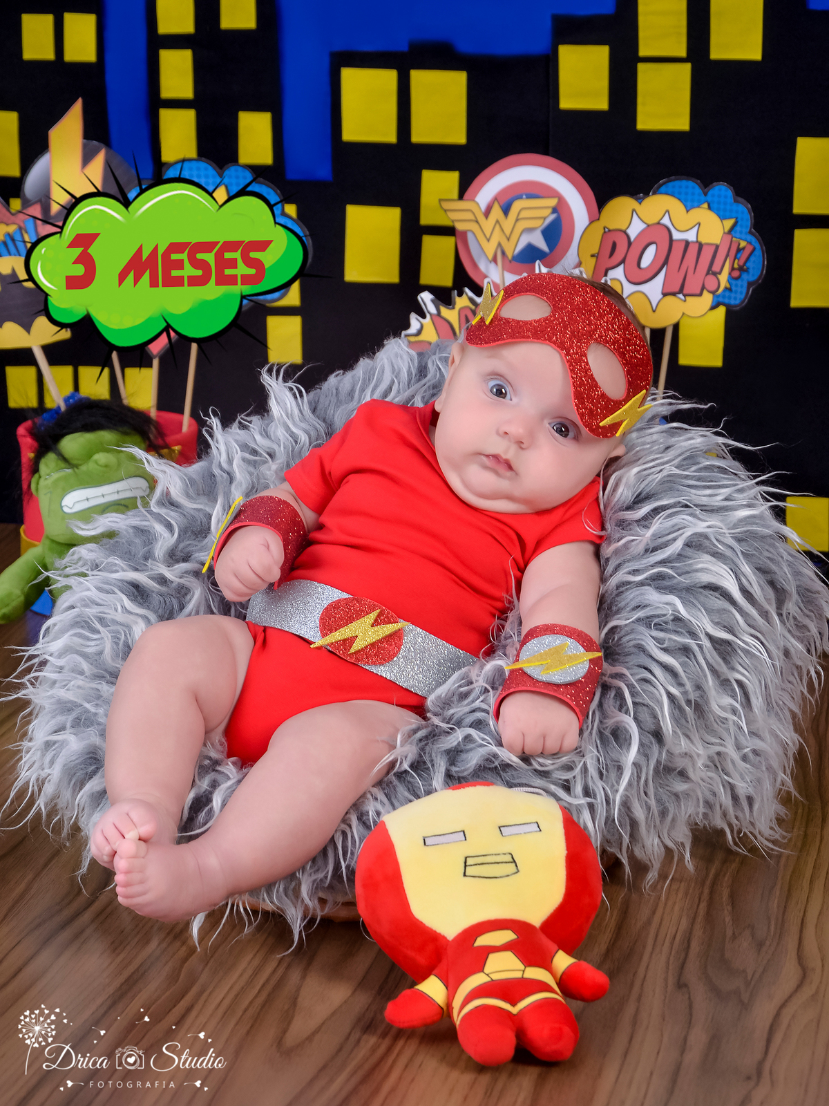 Super bebê-ensaio infantil-foto-super herói Flash-mascara e cinto com raio-acompanhamento mensal cenário temático-book- mini- sessão Kids-Drica Studio Fotografias-Xinguara Pará-boneco-prédios- super homem.