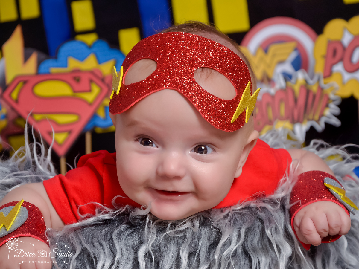 Super bebê sorridente-ensaio infantil-foto-super herói Flash-mascara vermelha com raio-acompanhamento mensal cenário temático-book- mini- sessão Kids-Drica Studio Fotografias-Xinguara Pará-boneco-prédios- super homem.