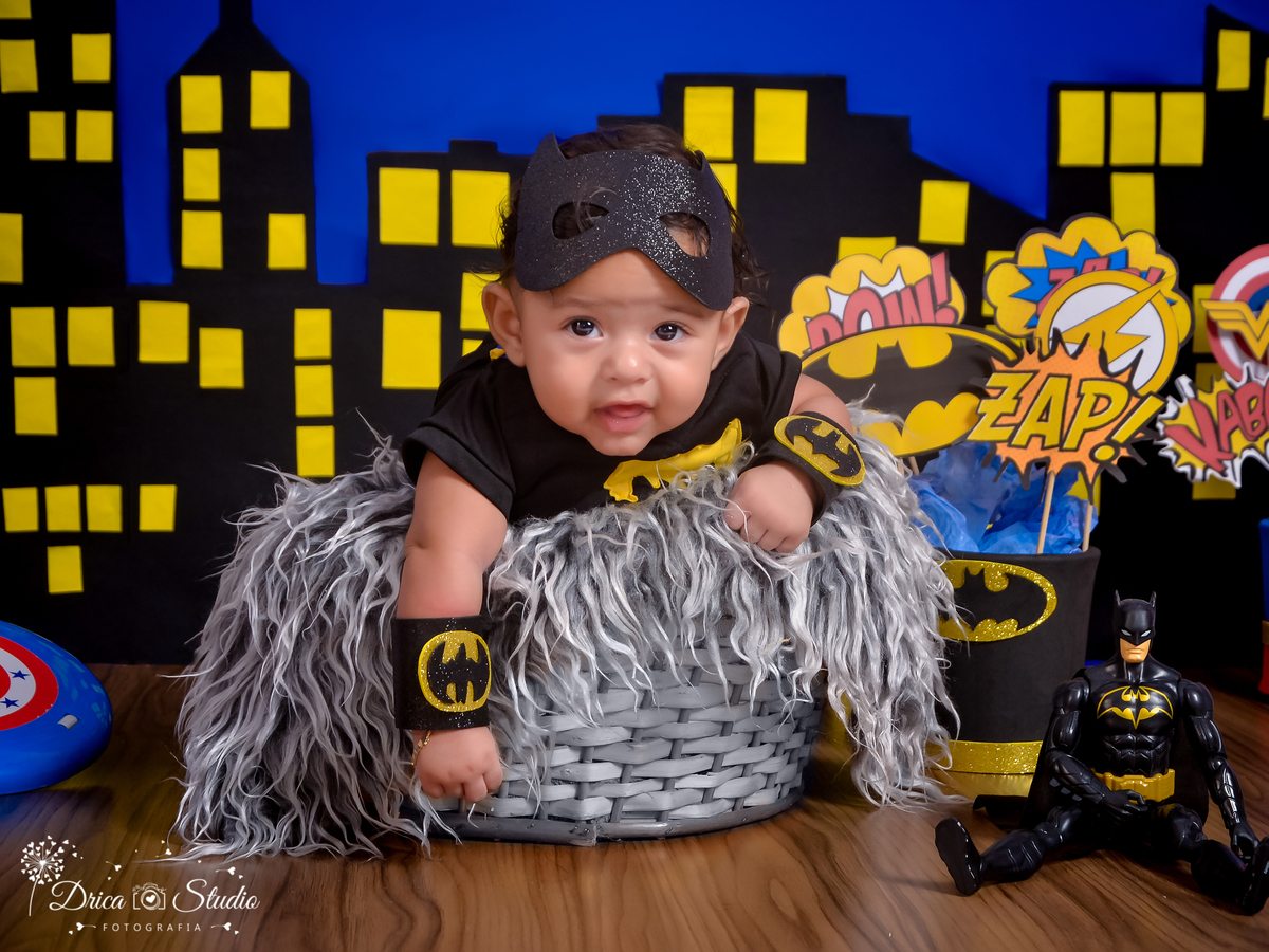 Super bebê-ensaio infantil-foto-super herói- batman - super herói- acompanhamento mensal - acompanhamento infantil - bebê no cestinho - cenário temático -book- mini- sessão Kids-Drica Studio Fotografias - Xinguara Pará