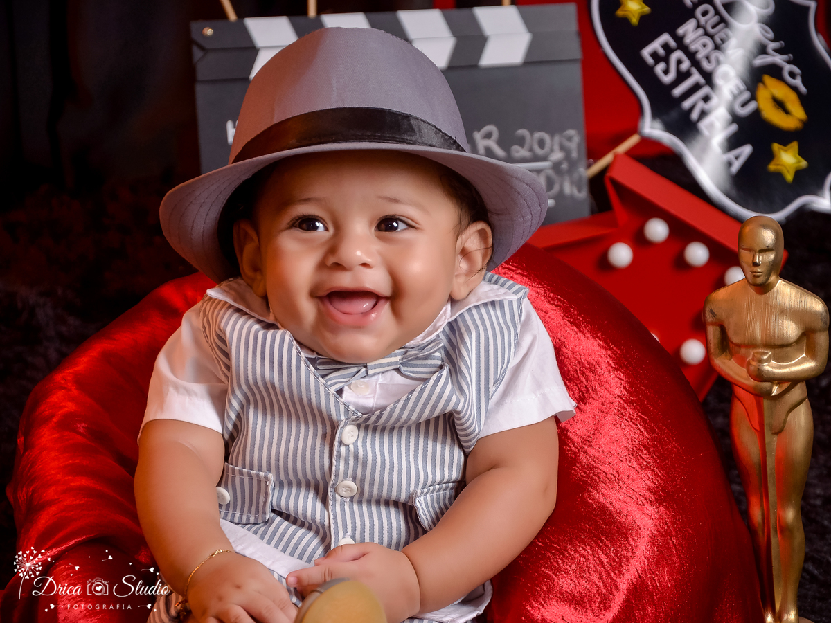 Ensaio infantil-cenário Óscar-Troféu-e o óscar vai para-estrela da noite-astro de cinema-lindo sorriso-chapéu-Hollywood-Book infantil-acompanhamento-gala-criança-estúdio infantil-Fotografa de família-Fotografa em Xinguara-Drica Studio Fotografia-Pará.