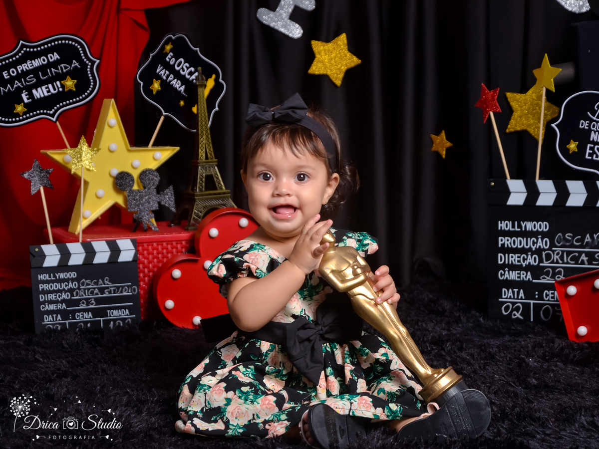 Ensaio infantil em um cenário de óscar a bebe esta segurando Troféu, o óscar vai para estrela da noite-princesa-Hollywood-Book infantil-acompanhamento-criança-estúdio infantil-Fotografa de família-Fotografa em Xinguara-Drica Studio Fotografia-Pará.