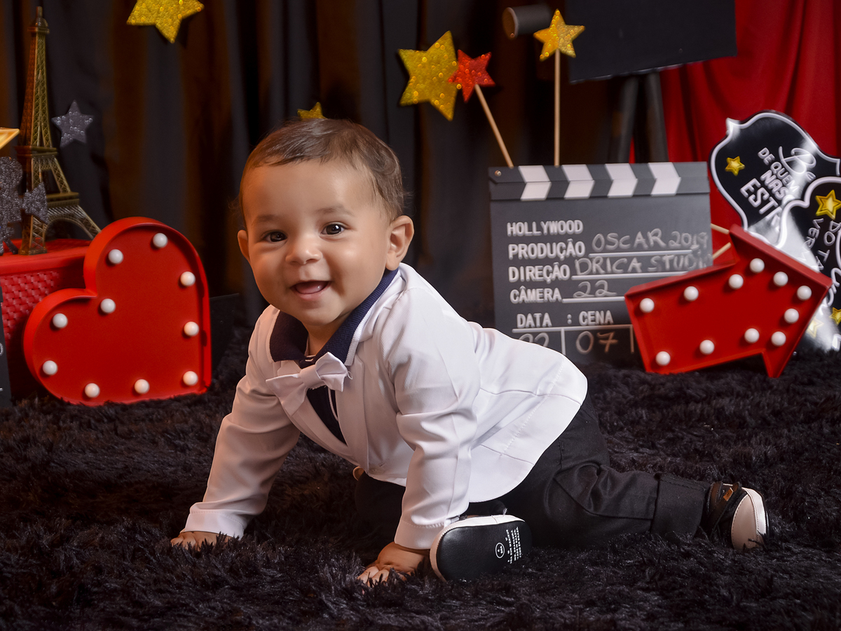 Ensaio infantil-cenário Óscar-Troféu-e o óscar vai para-estrela-astro-blazer branco-gravata borboleta-Hollywood-Book infantil-acompanhamento-criança-estúdio-Fotografa de família-Fotografa em Xinguara-Drica Studio Fotografia-Pará.