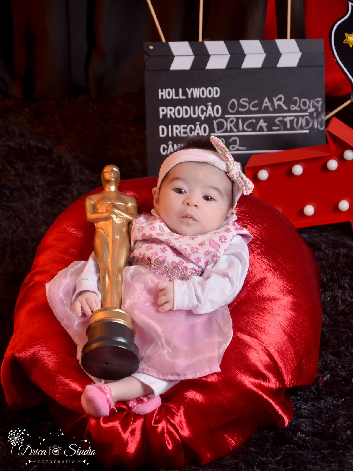 sessão infantil-cenário Óscar-Troféu óscar-e o óscar vai para-estrela-diva do tapete vermelho-vestido rosa-nasceu para brilhar-Hollywood-Book infantil-acompanhamento-criança-estúdio-Fotografa de família-Fotografa em Xinguara- Drica Studio Fotografia-Pará.