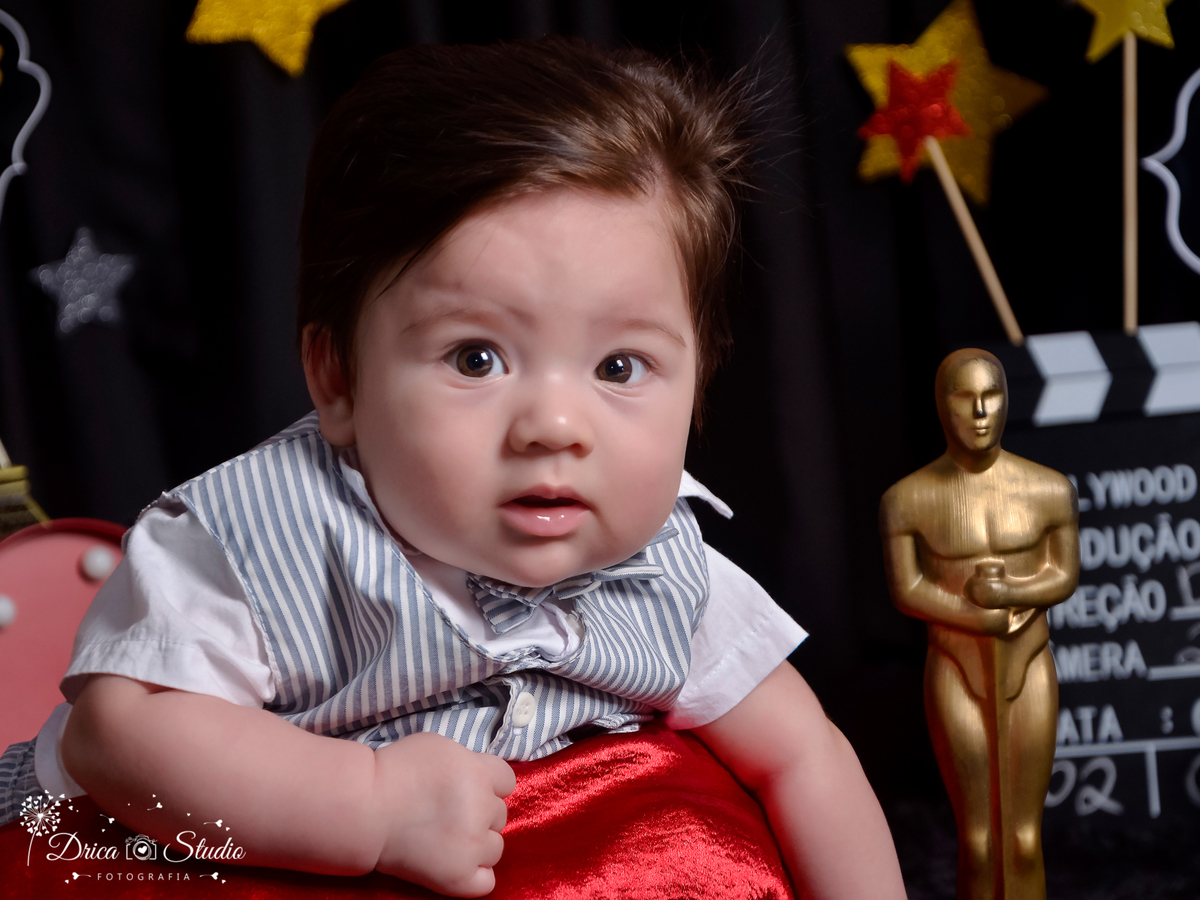 ensaio infantil-cenário tematico-troféu  Óscar-e o óscar vai para-estrela da noite-astro de cinema-galã- sorriso lindo-Hollywood-Book infantil-acompanhamento-criança-estúdio infantil-Fotografa de família-Fotografa em Xinguara-Drica Studio Fotografia-Pará.