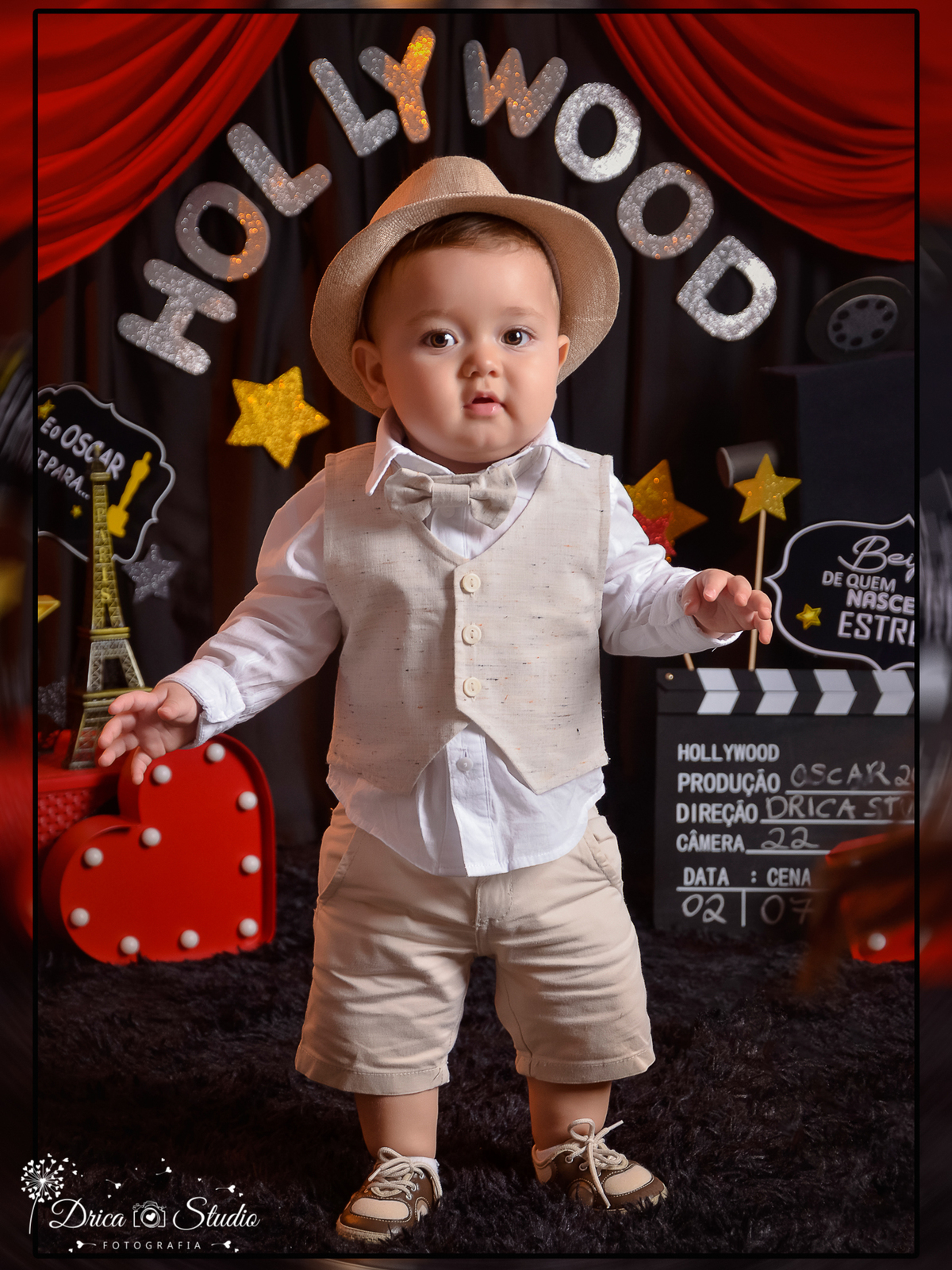 Ensaio infantil-cenário Óscar-Troféu do Óscar-e o óscar vai para-estrela da noite-astro de cinema-traje formal-chapéu-Hollywood-Book infantil-acompanhamento-criança-estúdio infantil-Fotografa de família-Fotografa em Xinguara-Drica Studio Fotografia-Pará.