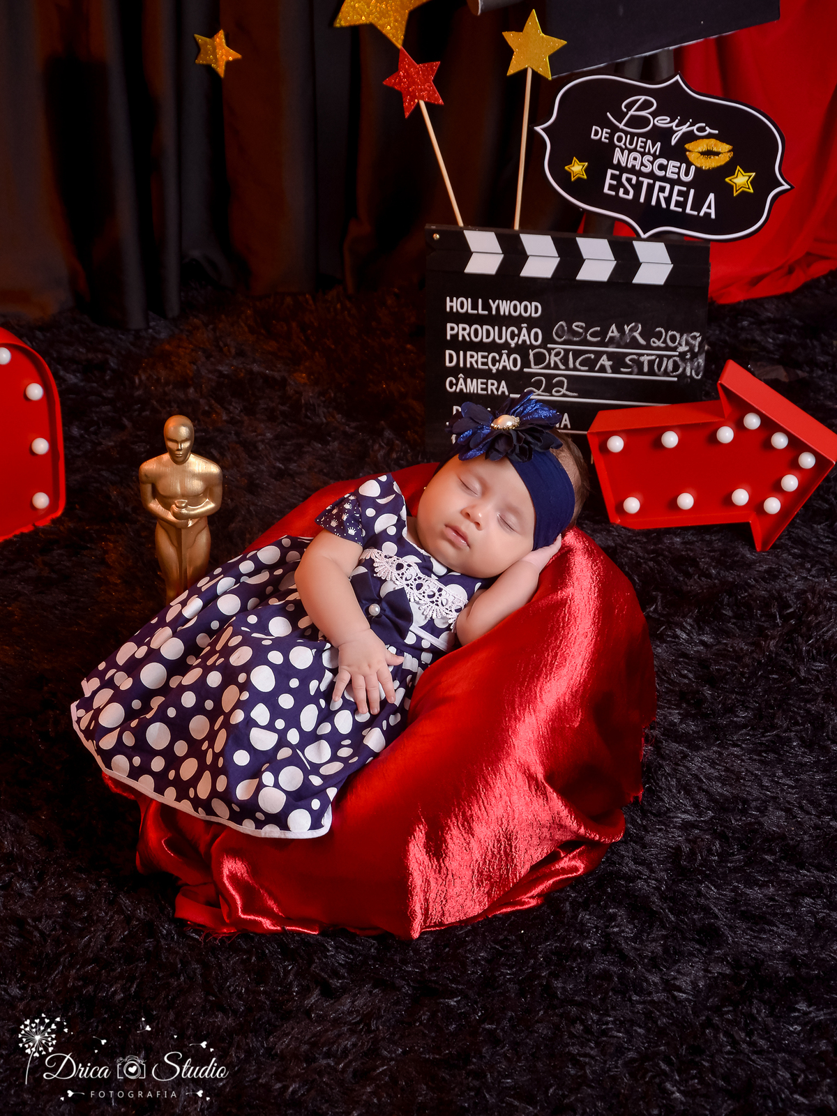 sessão infantil-cenário Óscar-Troféu-e o óscar vai para-estrela-diva do tapete vermelho-vestido azul com bolinhas branca-Hollywood-Book infantil-acompanhamento-criança-estúdio-Fotografa de família-Fotografa em Xinguara- Drica Studio Fotografia-Pará.