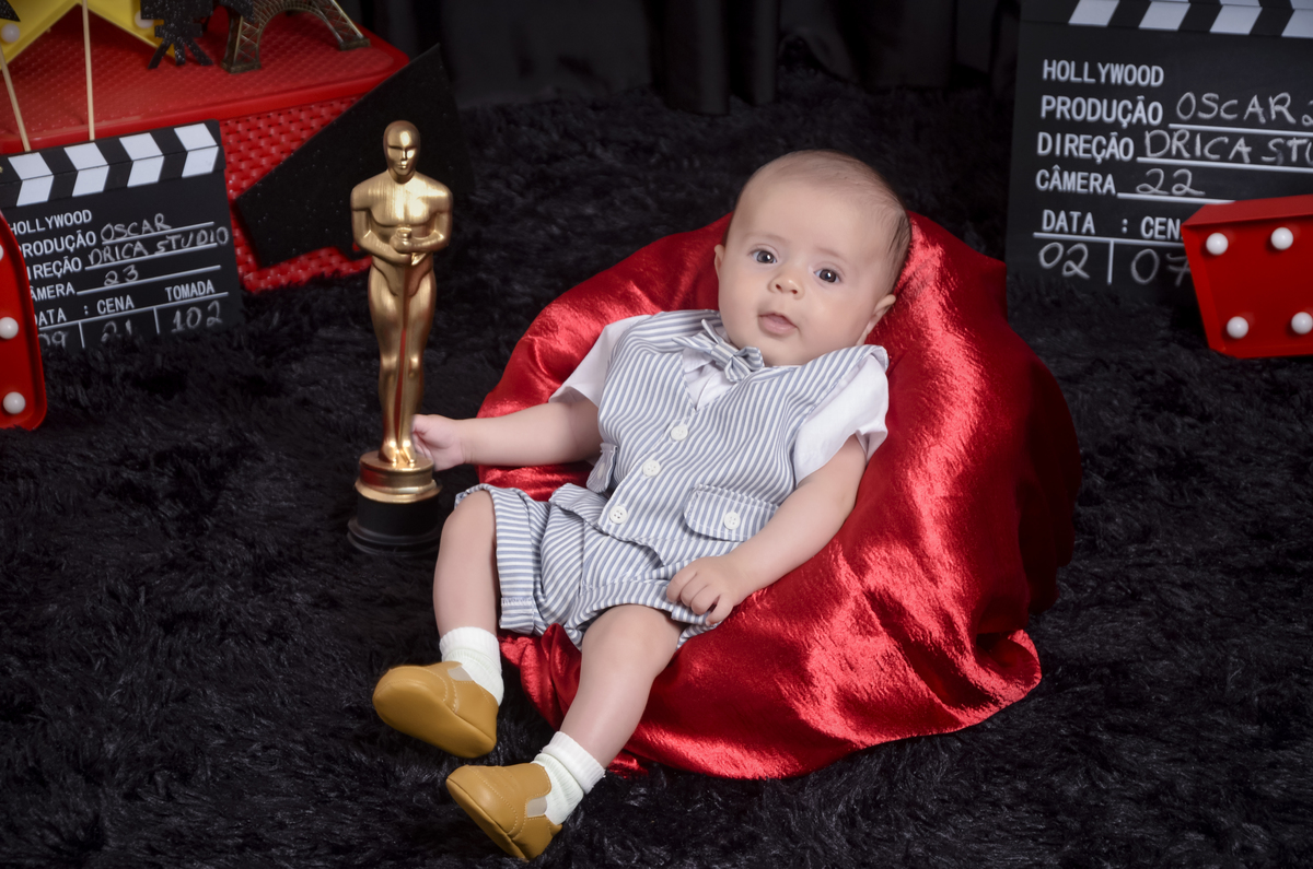 Ensaio infantil-cenário Óscar-Troféu  Óscar-e o óscar vai para-estrela da noite-astro de cinema-Hollywood-Book infantil-acompanhamento-criança-estúdio infantil-Fotografa de família-Fotografa em Xinguara-Drica Studio Fotografia-Pará.