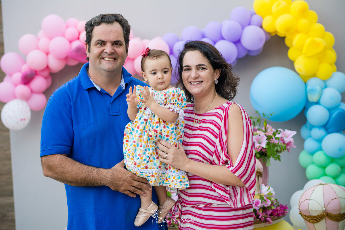 Aniversário infantil- primeiro aninho da Cecília-com a mamãe e o papai-decoração linda e de muito bom gosto-batendo palminhas-parabéns-balão coloridos- fotografa de aniversario- fotografa de família-Fátima-Drica Studio- fotografia- Xinguara-Pará.  