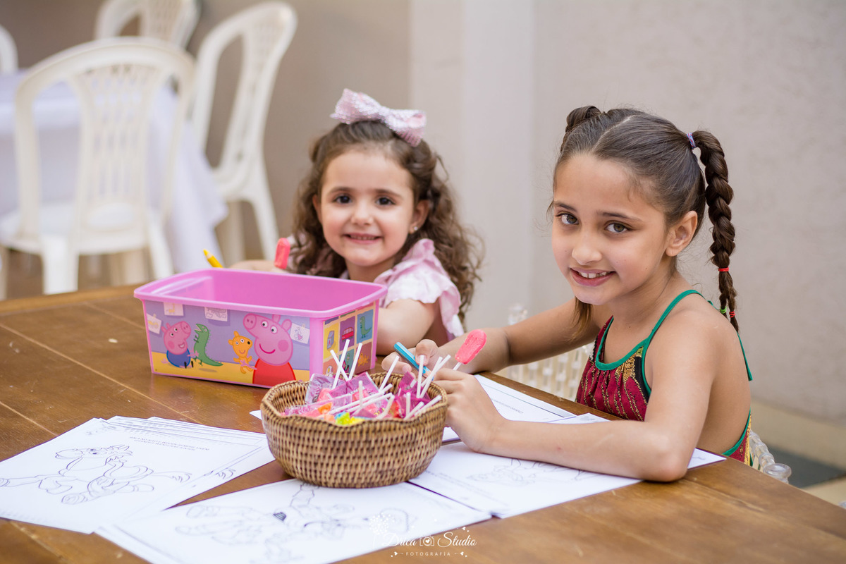 cobertura de festa infantil- primeiro aninho da Cecília-pintando desenhos-decoração linda e de muito bom gosto-parabéns-balão coloridos- fotografa de aniversario- fotografa de família-Fátima-Drica Studio- fotografia- Xinguara-Pará.  