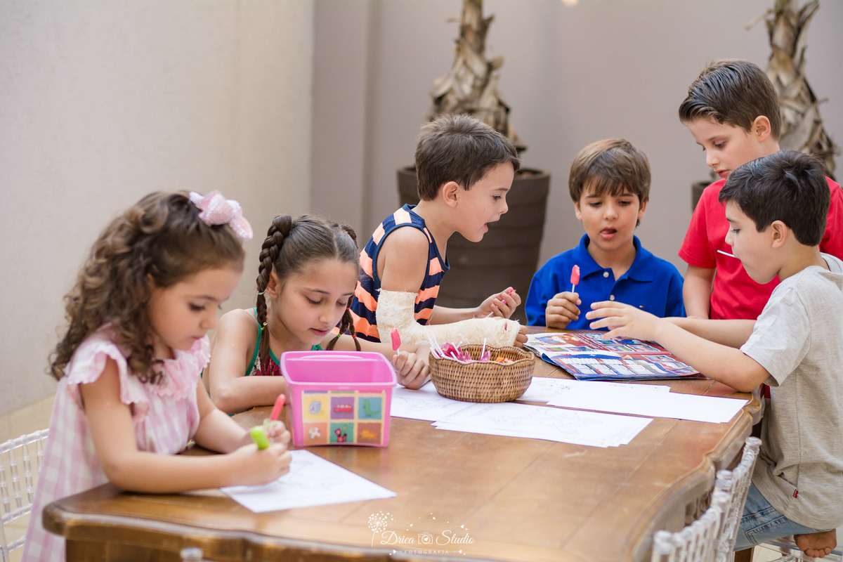 Cobertura de festa infantil- primeiro aninho da Cecília-pintando desenhos-crianças brincando-decoração linda e de muito bom gosto-parabéns-balão coloridos- fotografa de aniversario- fotografa de família-Fátima-Drica Studio- fotografia- Xinguara-Pará.  