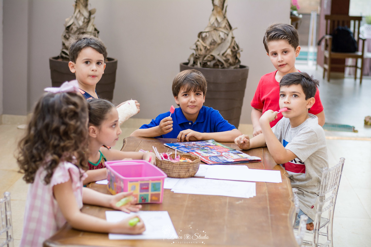 Cobertura de festa infantil- primeiro aninho da Cecília-criança-pintando desenhos-brincando-decoração linda e de muito bom gosto-parabéns- fotografa de aniversario- fotografa de família-Fátima-Drica Studio- fotografia- Xinguara-Pará.  